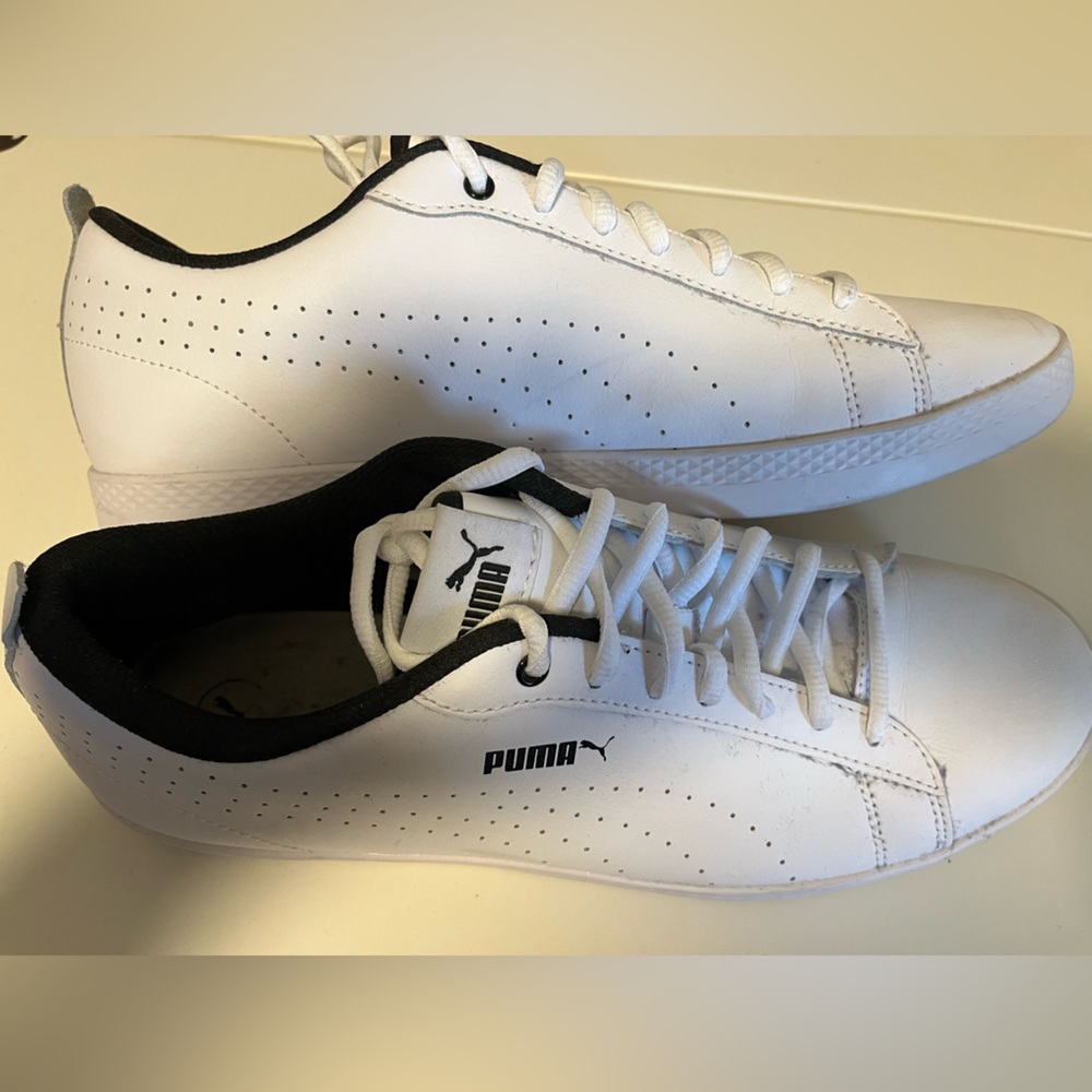 EUC Puma white leather sneakers with perforated accents, size 11